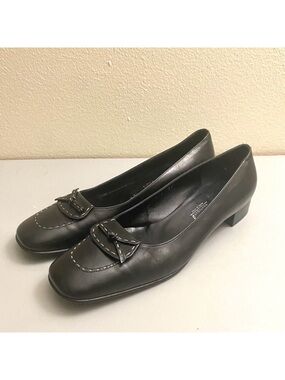 NWT Authentic Salvatore Ferragamo vintage Black genuine Leather pumps.